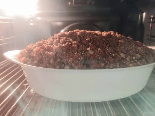 crujiente de manzana y avena en el horno