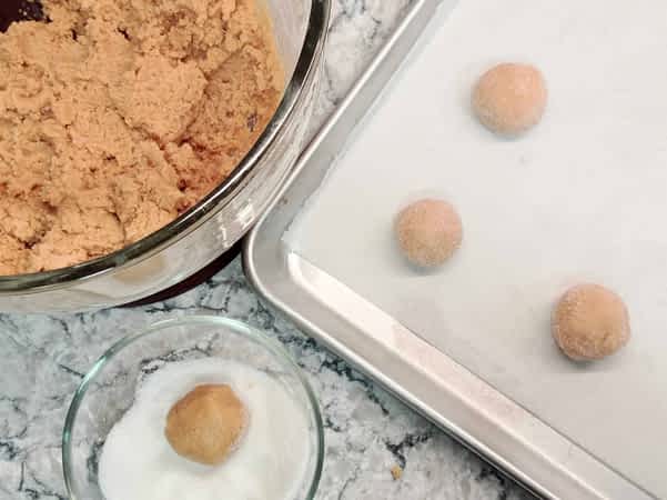 bolitas de masa en la bandeja