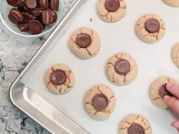 presionando el chocolate en las galletas