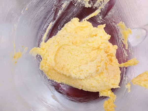 mantequilla, azúcares, y huevos