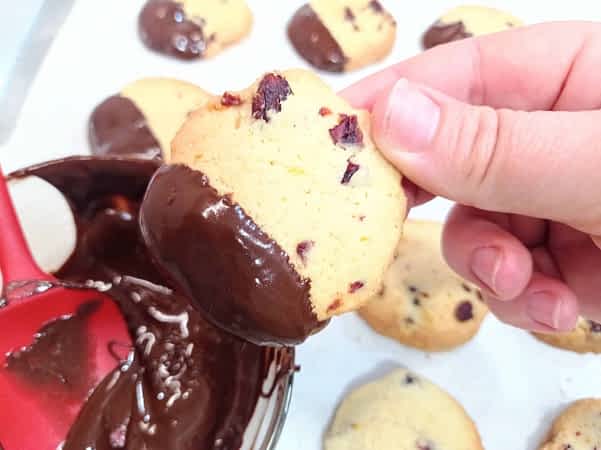 dippeando las galletas en el chocolate derretido