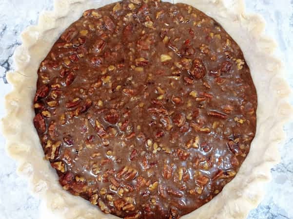 el relleno crudo en la masa listo para hornear