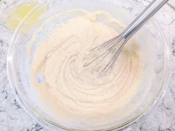 los ingredientes incorporados sin las claras del huevo