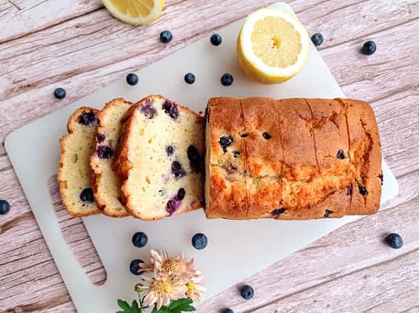el bizcocho entero en una tabla de cortar