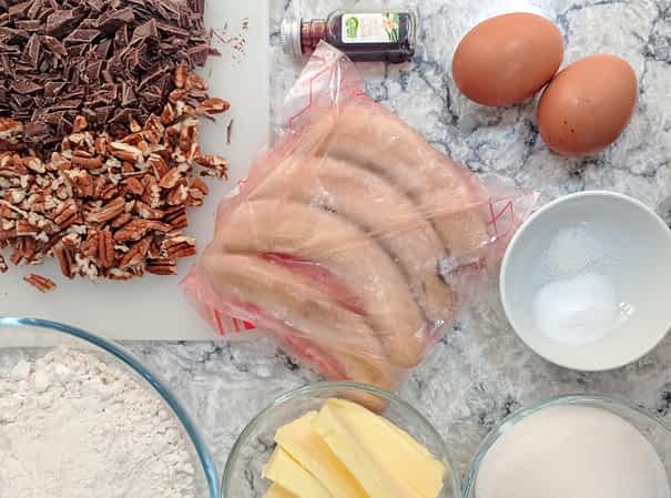 los ingredientes para el bizcocho de plátano listos en la encimera