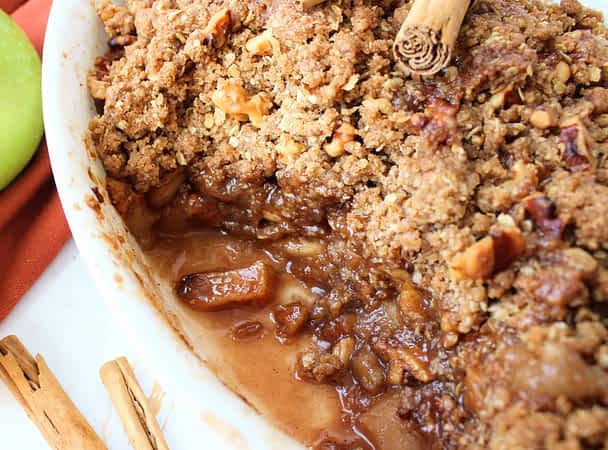 vista de arriba del crujiente de manzana con topping de avena