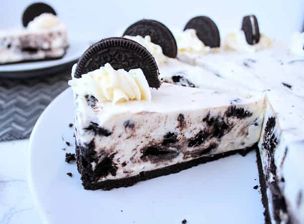 cheesecake de Oreo en un plato
