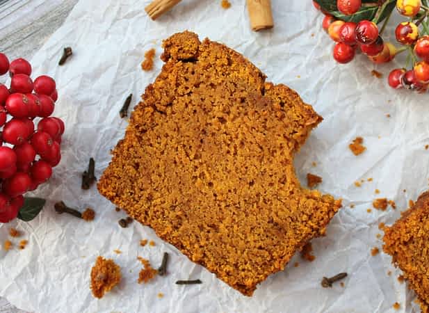 un trozo de bizcocho especiado