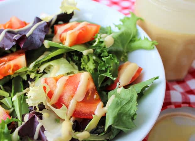ensalada mixta con aderezo de mostaza y miel