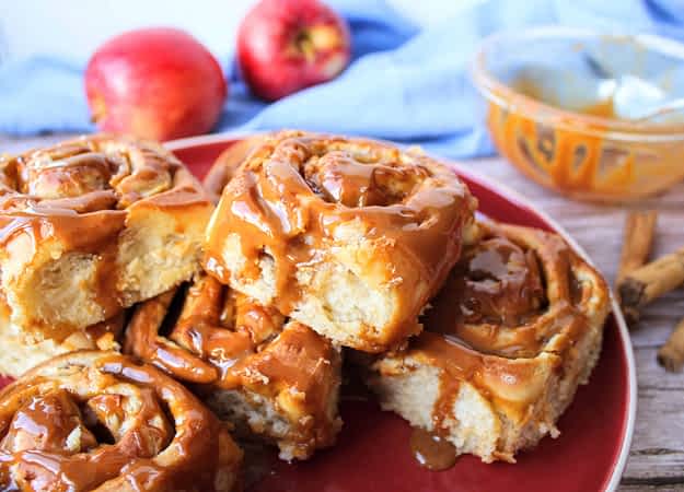 un montoncito de rolls de canela con manzana