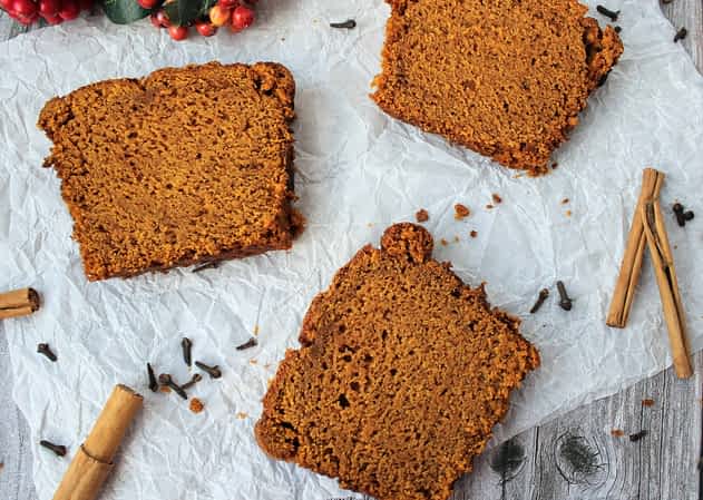 tres trozos de bizcocho de calabaza esponjoso