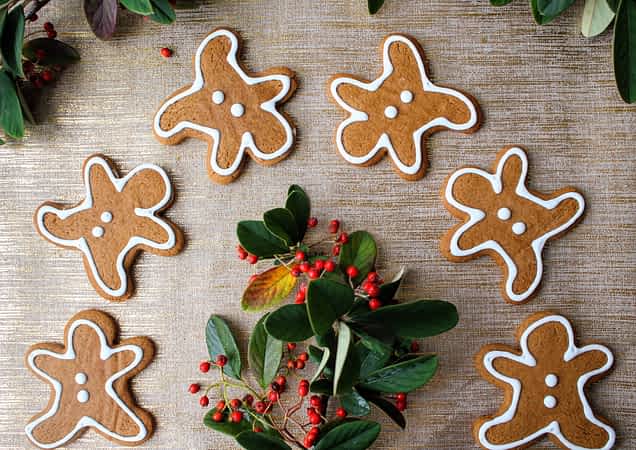 galletas de jengibre en la mesa