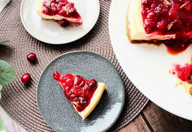 platos con trozos de cheesecake de arándanos rojos
