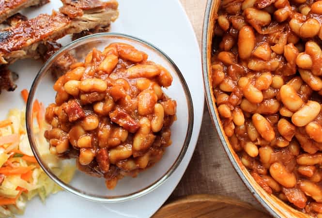 baked beans como guarnición en un plato
