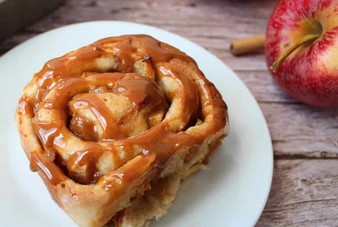 un roll de canela con salsa de dulce de leche