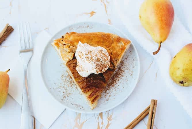 un trozo de galette de peras en un plato