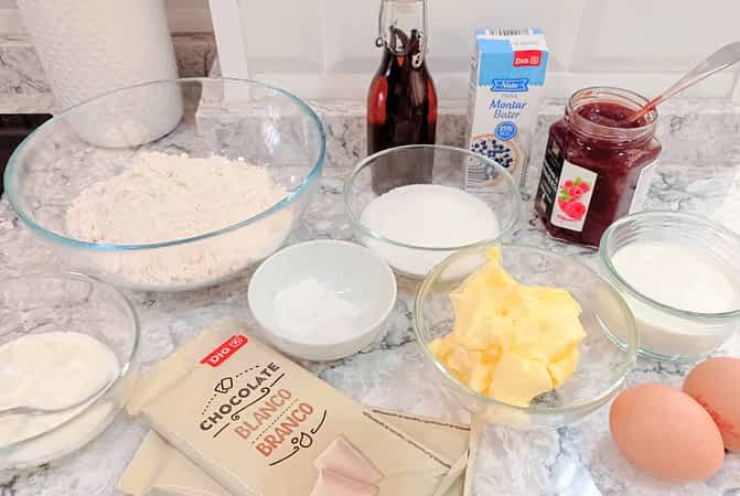 los ingredientes para el bizcocho de chocolate blanco con mermelada