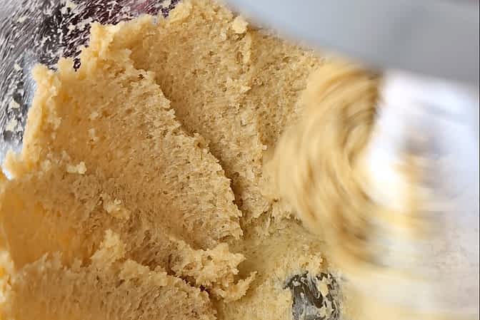 mantequilla y azucar en una batidora de pie