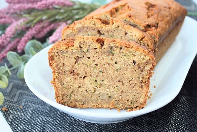 bizcocho de calabacín en un plato