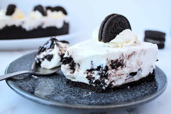 trozo de cheesecake oreo en un platito