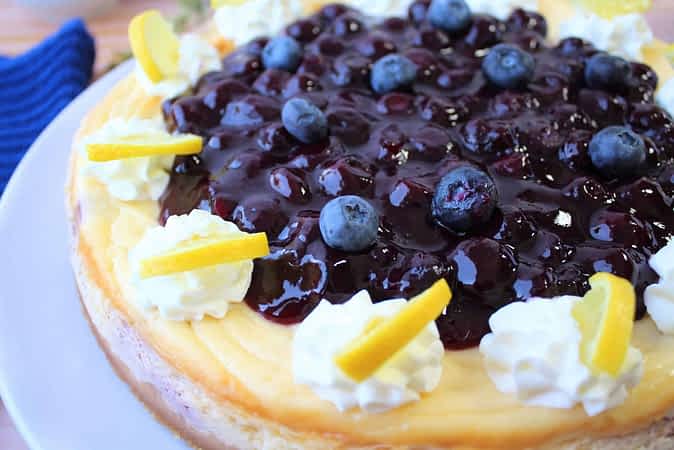 vista de cerca de salsa encima de cheesecake