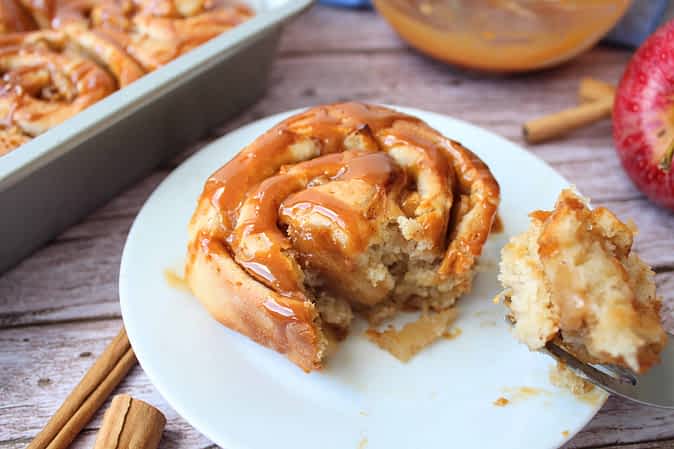 comiendo un roll de canela con manzana y dulce de leche