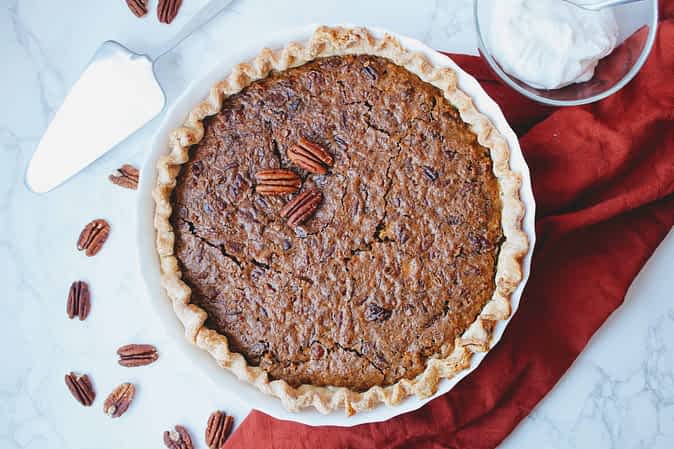 el pay entero de nueces pecanas en una mesa