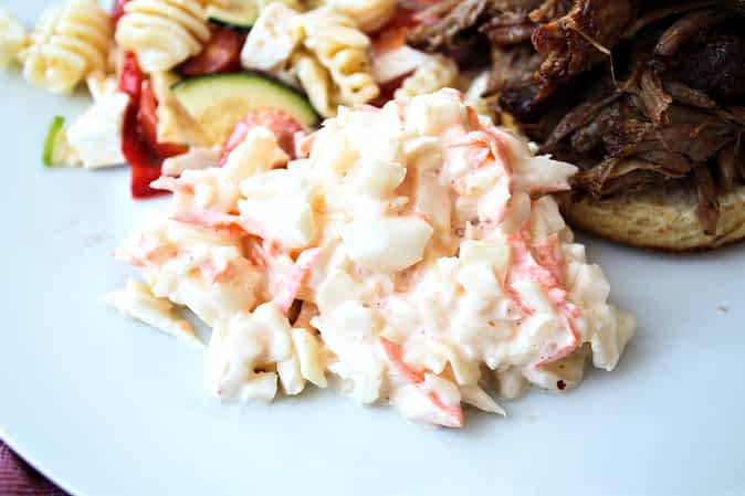 ensalada de col al lado de pulled pork en un plato