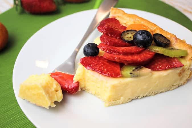 un trozo de tartaleta de frutas en un plato