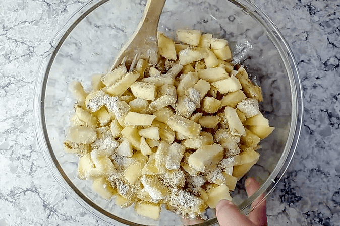 mezclando las manzanas con los otros ingredientes