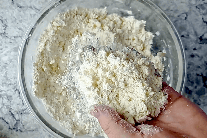 trozos de mantequilla en la masa