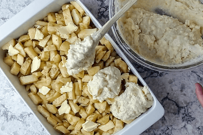 colocando masa encima de las manzanas