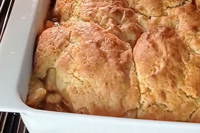 el cobbler dorado en el horno