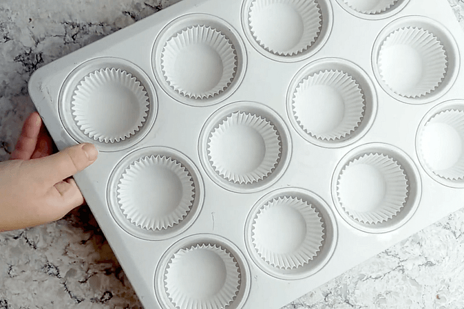 el molde preparado con papelitos para muffins