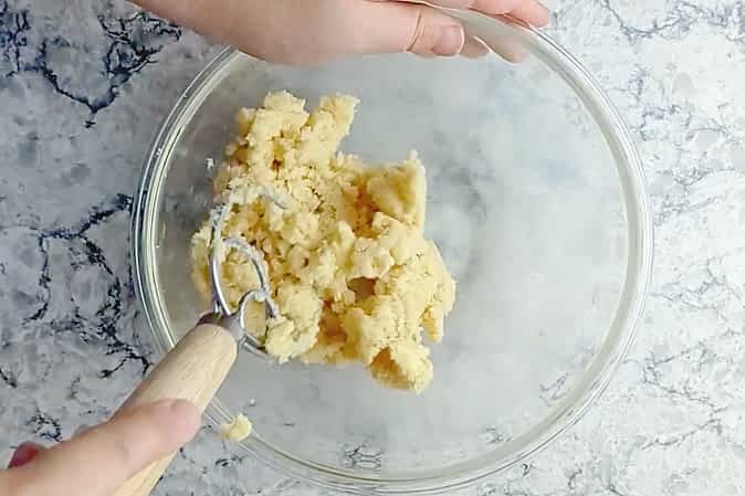 batiendo la mantequilla y los azúcares