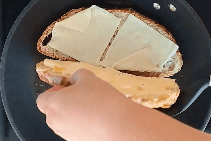 juntando los dos panes en la sartén