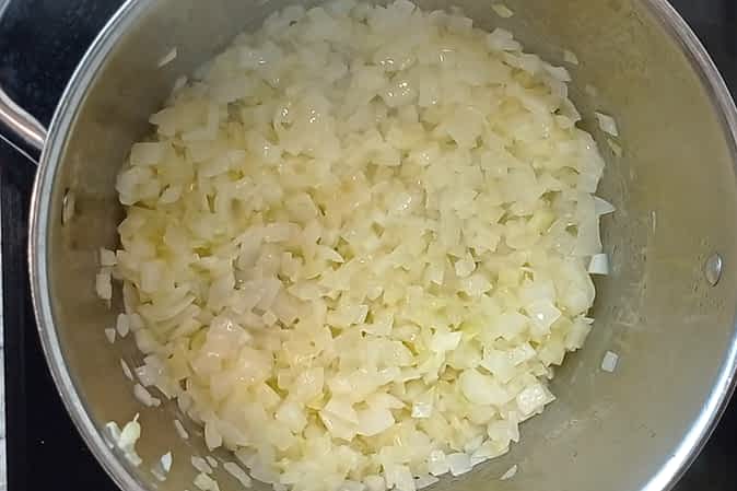 cocinando suavemente las cebollas