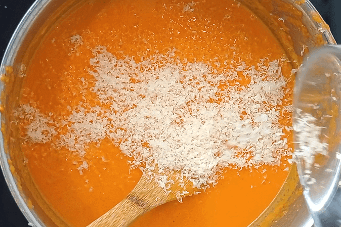 añadiendo el parmesano