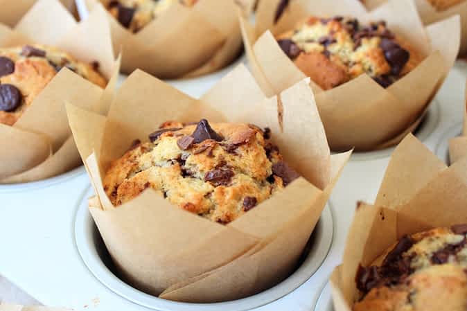 muffins con chispas de chocolate dorados en su molde