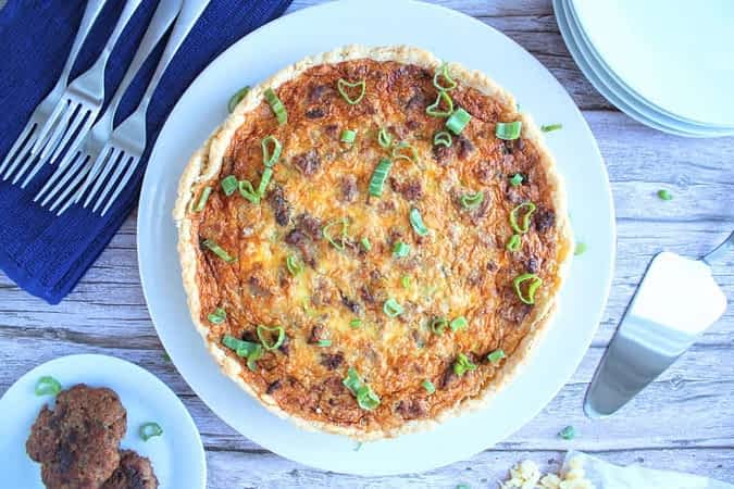 vista desde arriba de la mejor quiche de salchicha y queso