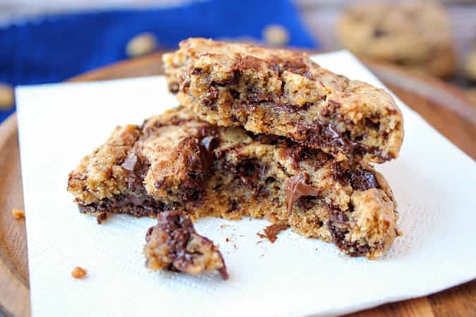 vista de adentro de una galleta de maní y chocolate