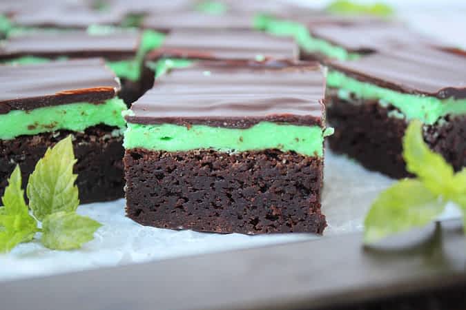 vista de lado de los brownies de menta