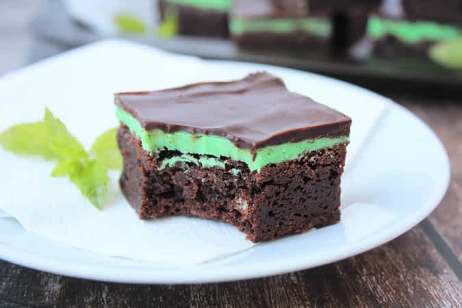 brownie de menta en un plato