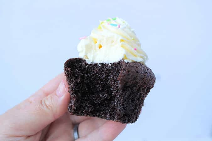 cupcake de chocolate con buttercream en mano