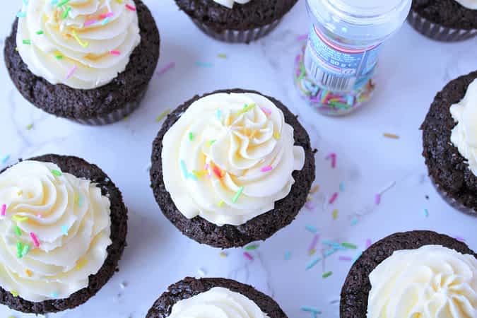 vista de arriba de los cupcakes de chocolate