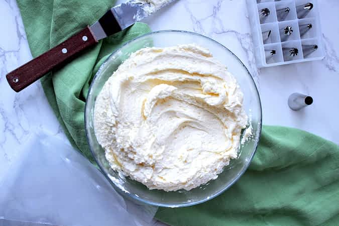 buttercream de merengue suizo en un tazón