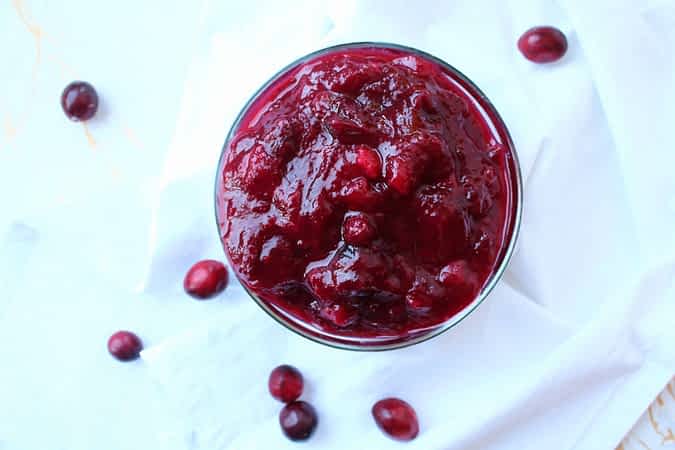 salsa de arándanos rojos en un bol