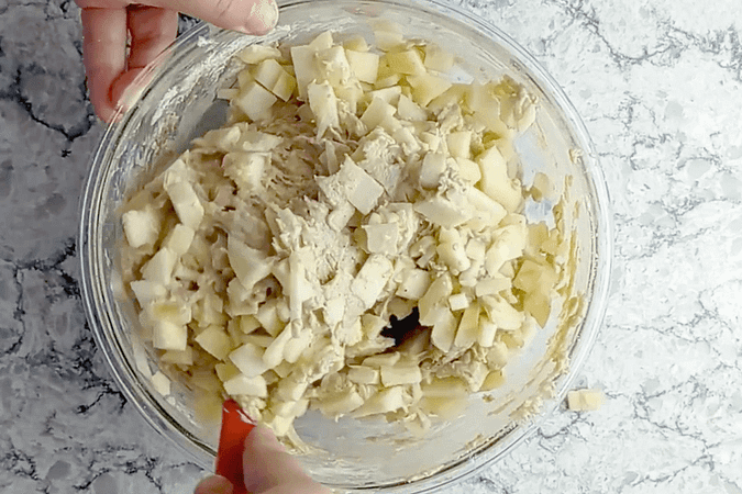 mezclando los trozos de manzana