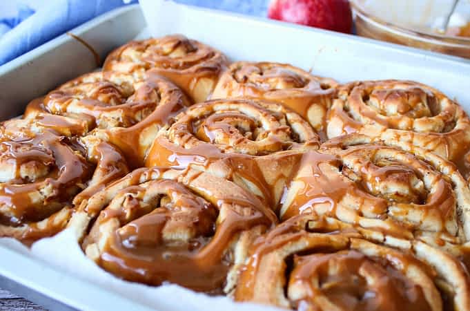 vista de lado de cinnamon rolls con dulce de leche