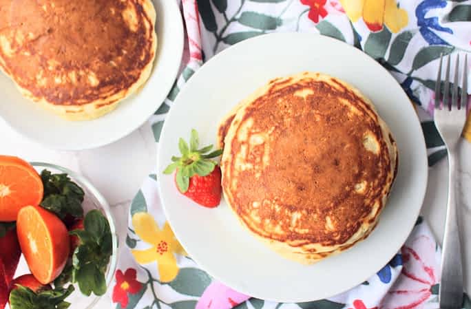 panqueques en platos en la mesa